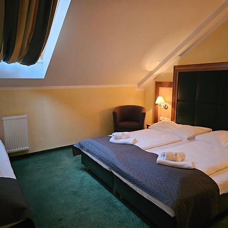 Hotel U Divadla Znojmo Bagian luar foto