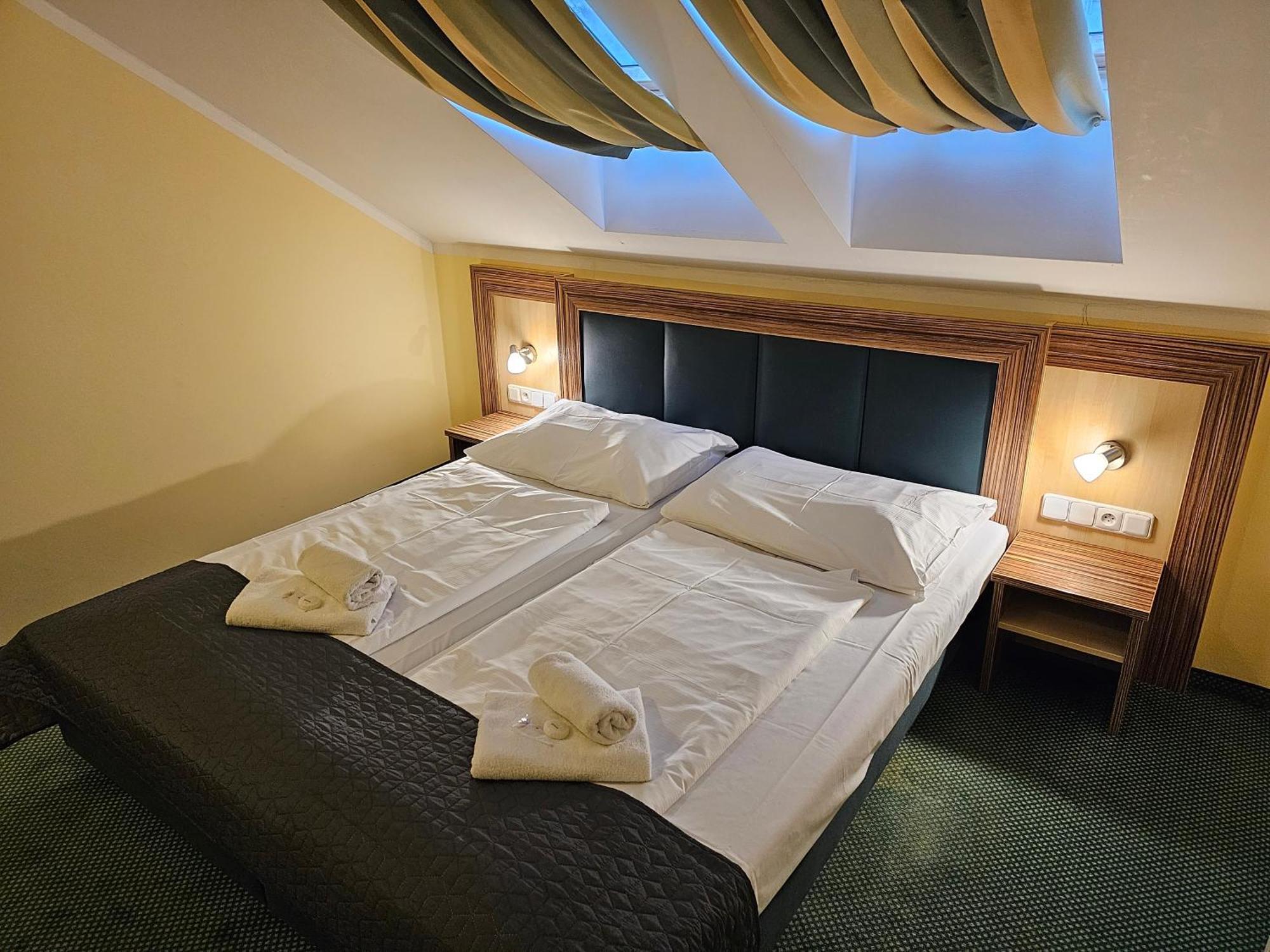 Hotel U Divadla Znojmo Bagian luar foto