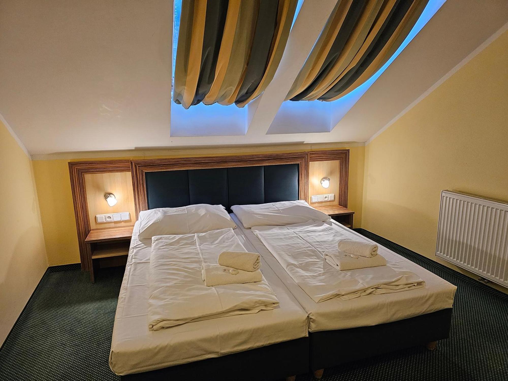 Hotel U Divadla Znojmo Bagian luar foto