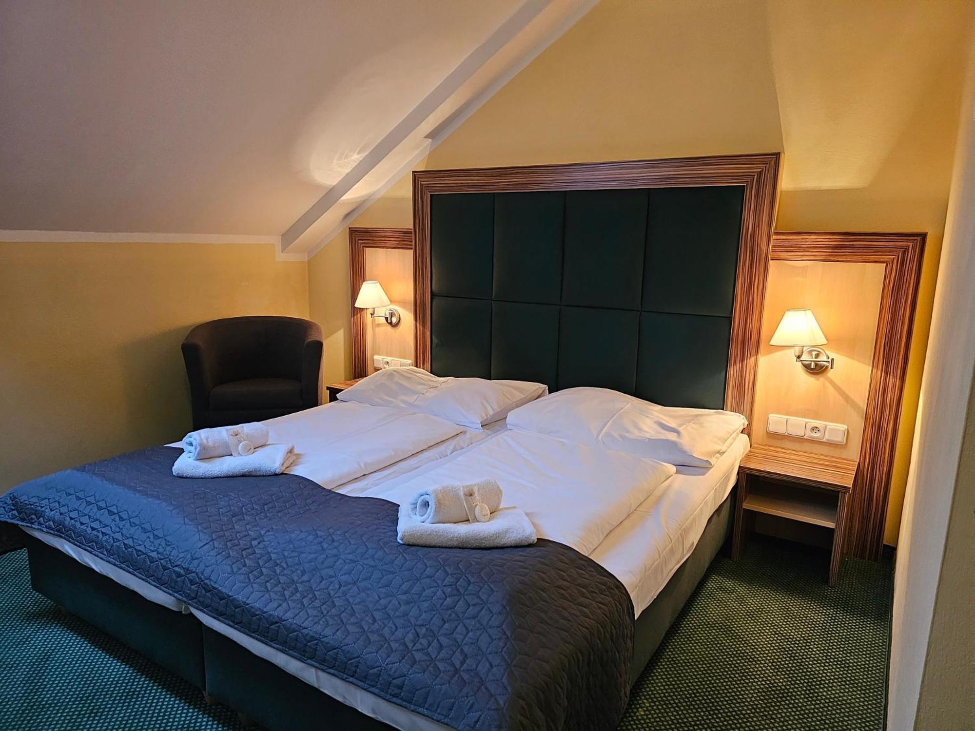 Hotel U Divadla Znojmo Bagian luar foto
