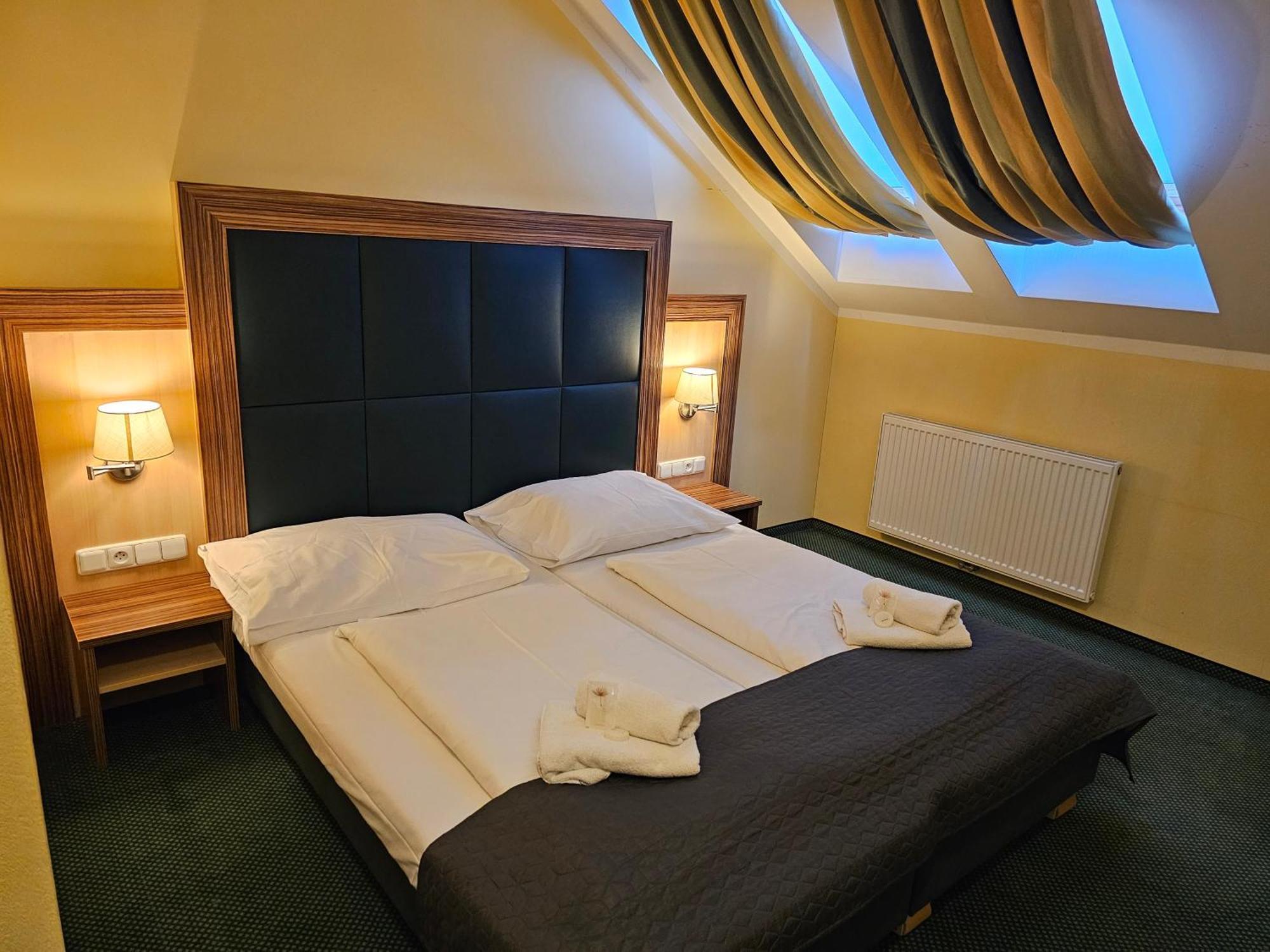 Hotel U Divadla Znojmo Bagian luar foto
