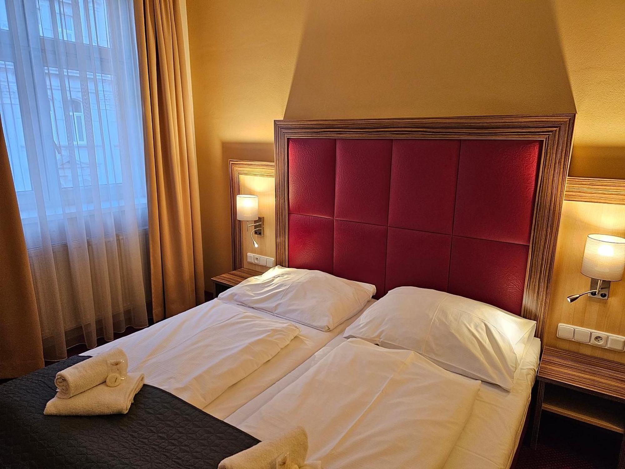 Hotel U Divadla Znojmo Bagian luar foto