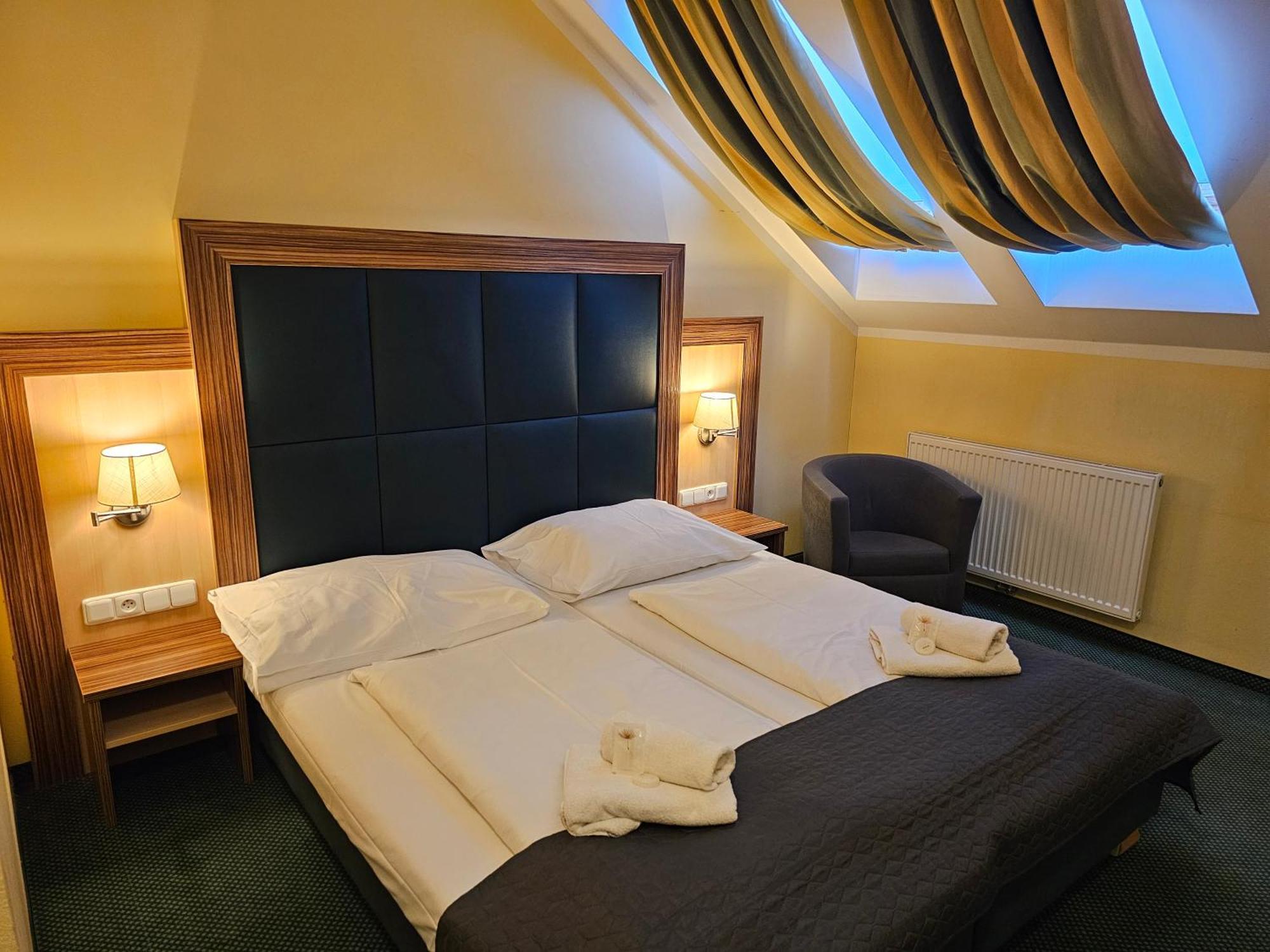 Hotel U Divadla Znojmo Bagian luar foto