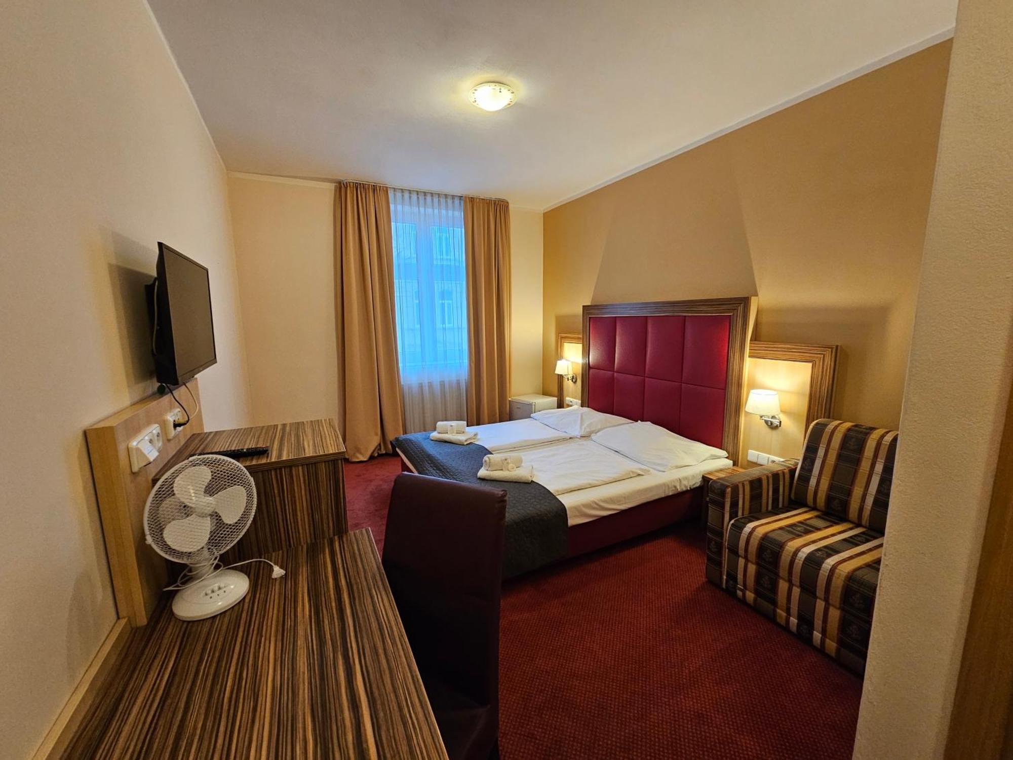 Hotel U Divadla Znojmo Bagian luar foto