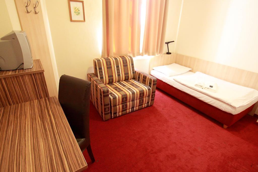 Hotel U Divadla Znojmo Bagian luar foto