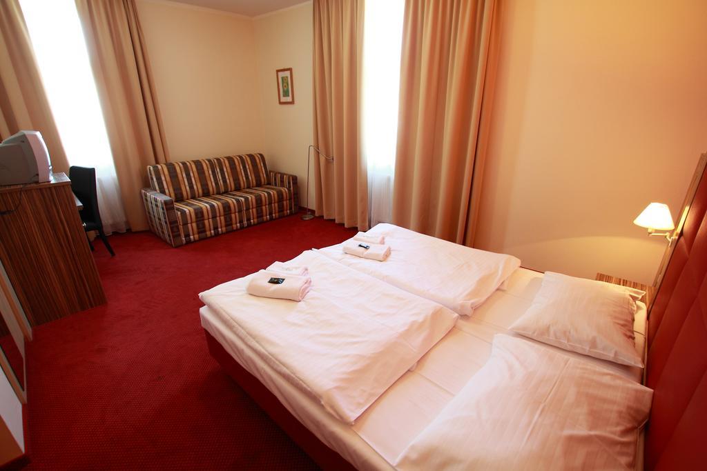 Hotel U Divadla Znojmo Bagian luar foto