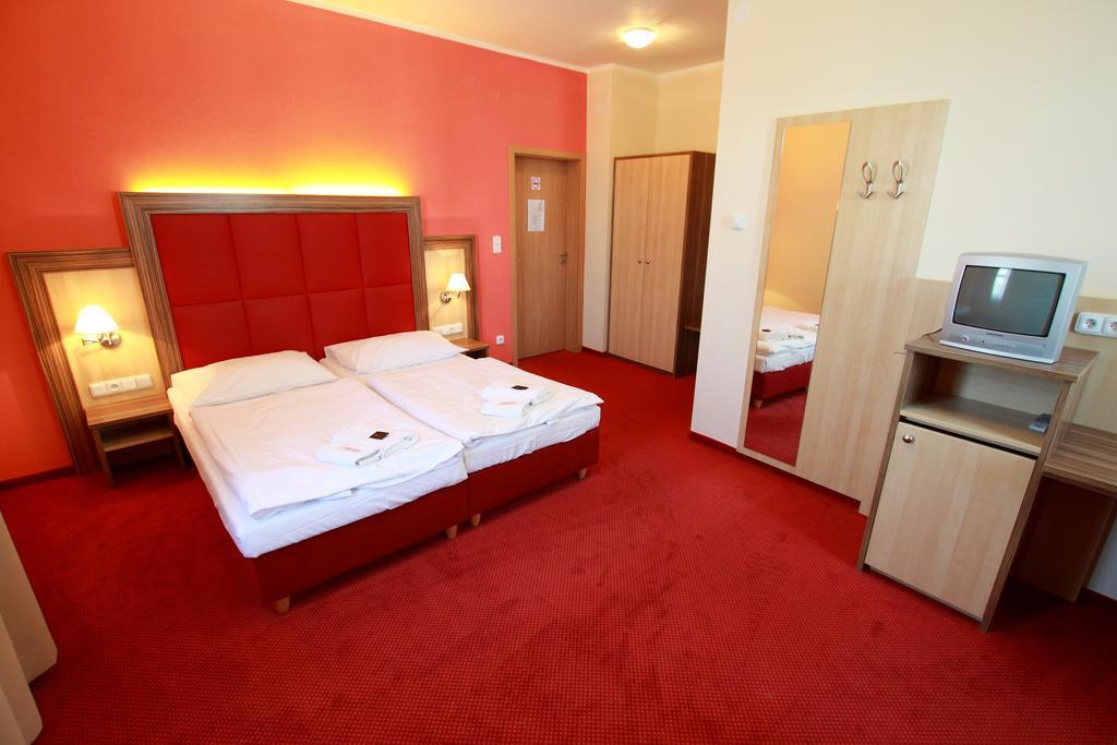 Hotel U Divadla Znojmo Bagian luar foto