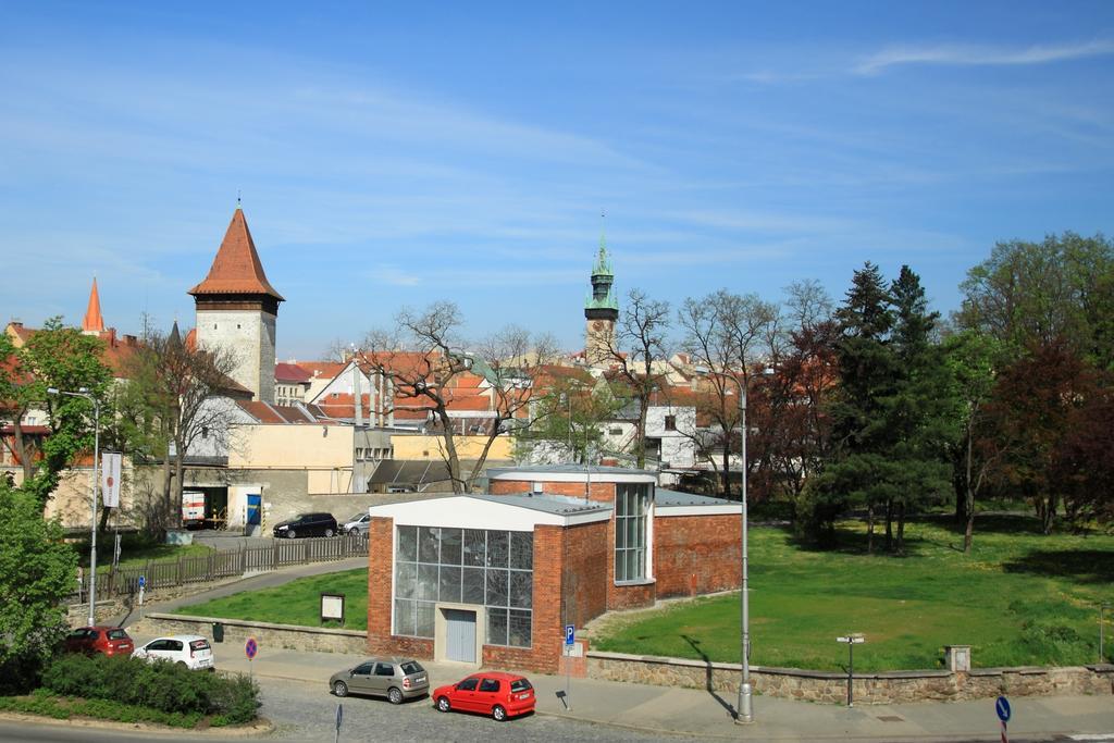 Hotel U Divadla Znojmo Bagian luar foto
