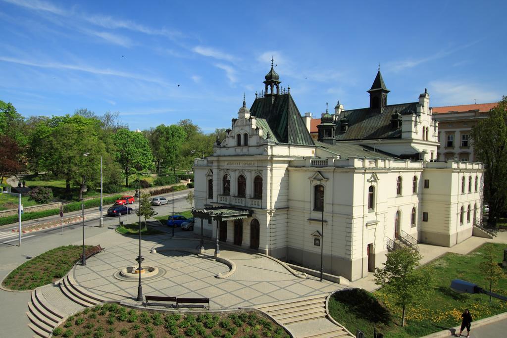 Hotel U Divadla Znojmo Bagian luar foto