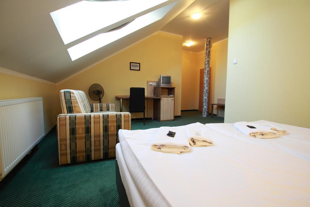 Hotel U Divadla Znojmo Bagian luar foto