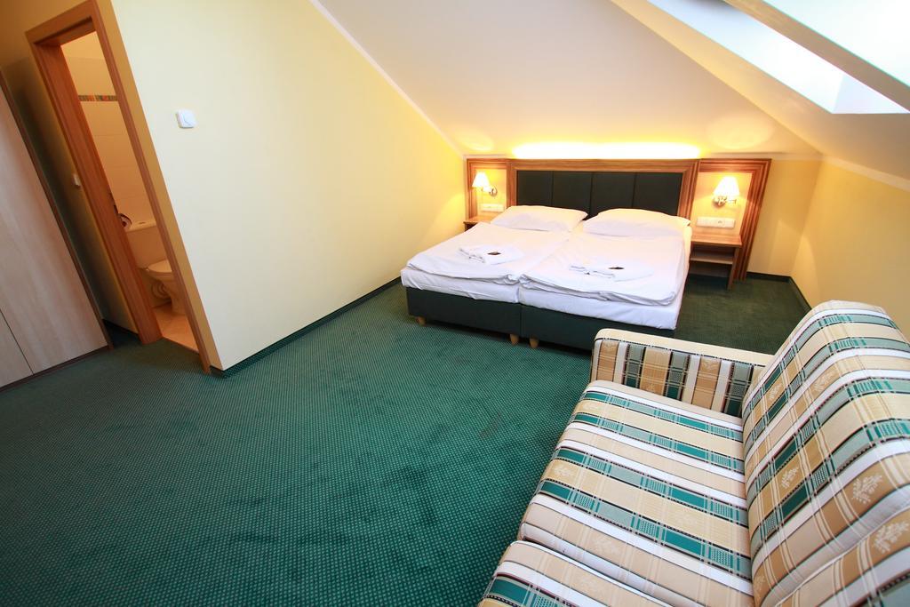 Hotel U Divadla Znojmo Bagian luar foto