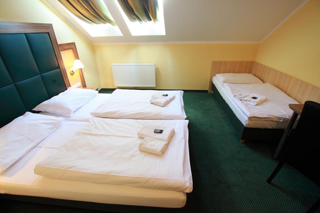 Hotel U Divadla Znojmo Bagian luar foto