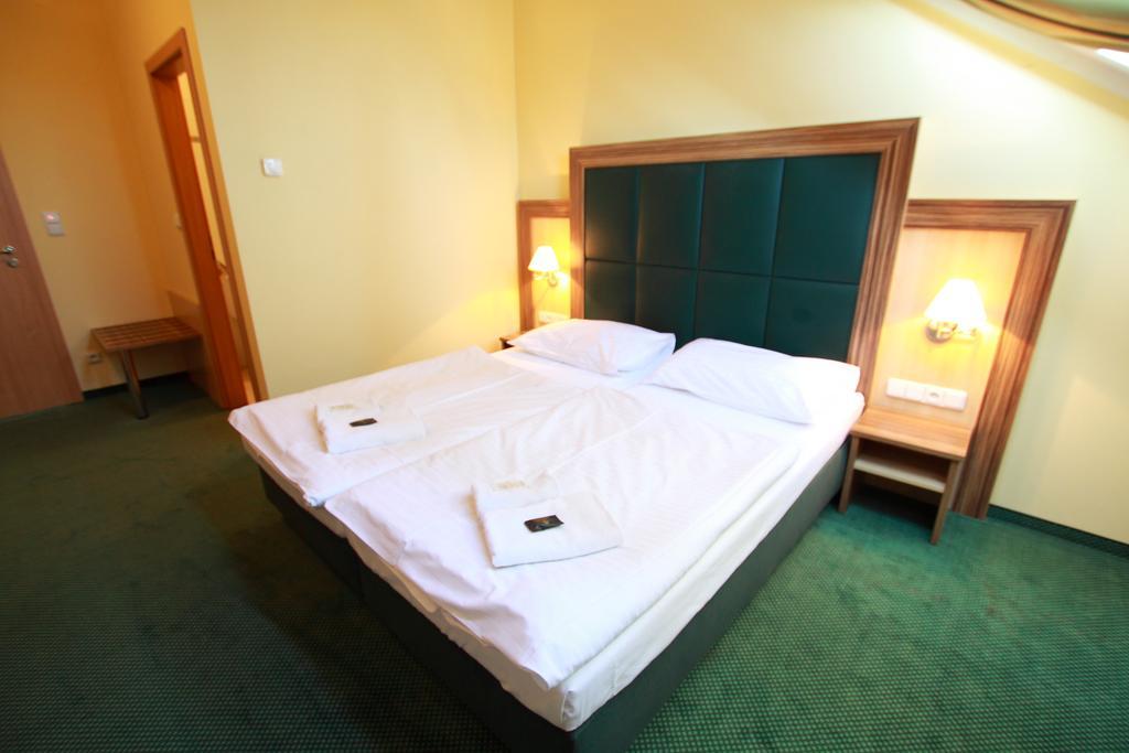 Hotel U Divadla Znojmo Bagian luar foto