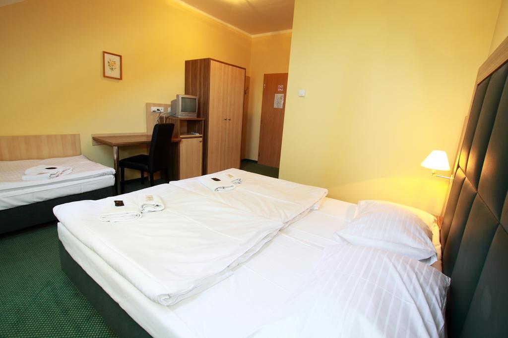 Hotel U Divadla Znojmo Bagian luar foto