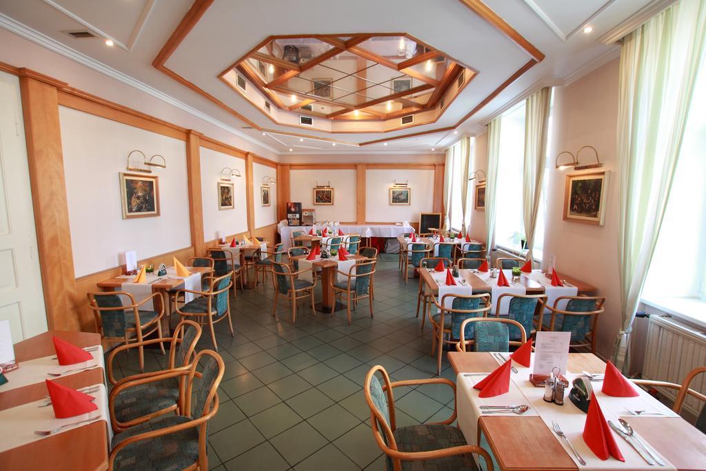 Hotel U Divadla Znojmo Bagian luar foto