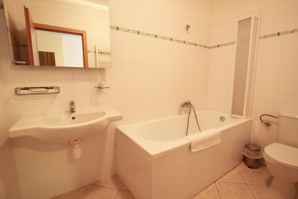 Hotel U Divadla Znojmo Bagian luar foto